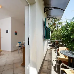 Apartman Mare - 30 M From Pebble, Seget Vranjica